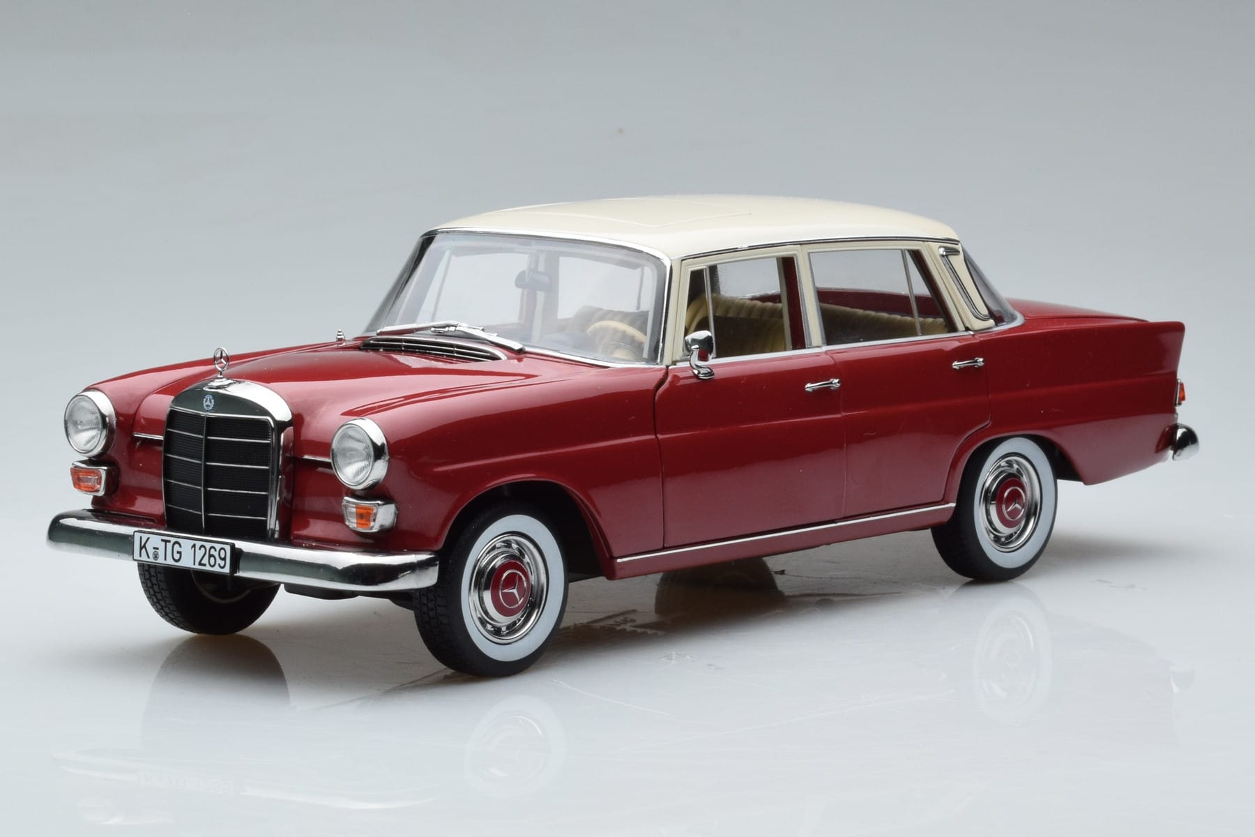 Maquette Voiture Mercedes 200 (1966) - Échelle 1:18 - Rouge - Norev 183706 - Neuve
