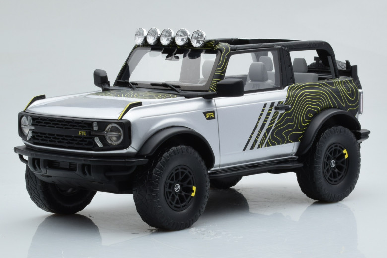 GT404  Ford Bronco RTR Iconic Silver GT Spirit 1/18