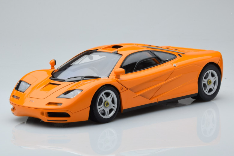 530133421  McLaren F1 Orange Minichamps 1/18