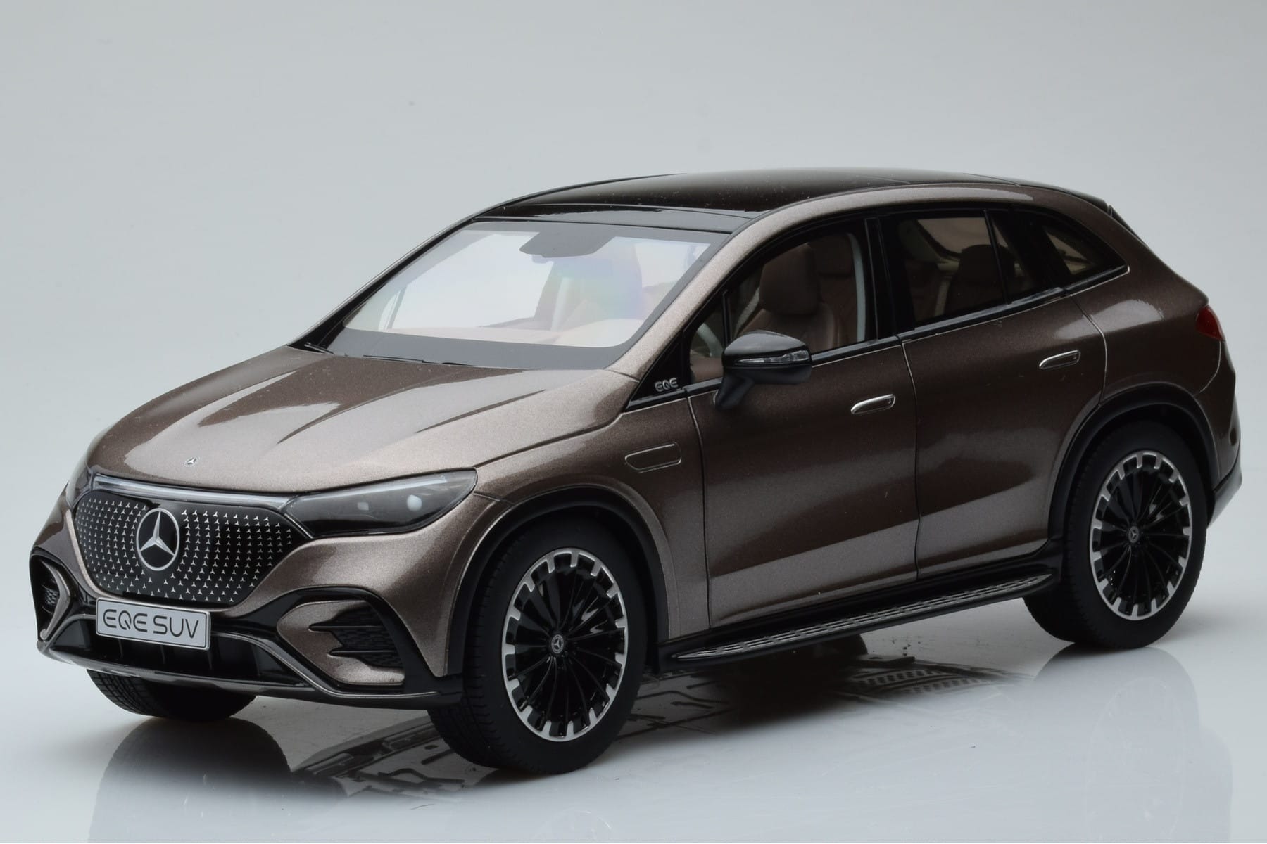 NZG Mercedes-Benz EQE SUV AMG Line 2023 - Modèle Réduit 1:18 - Marron Velvet Métallisé - Réf. B66960836 - Neuf