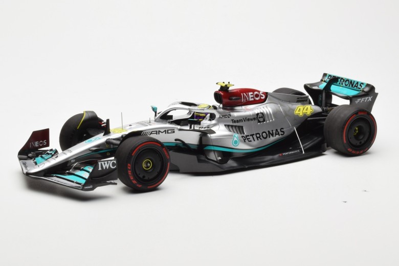 110222144  F1 Mercedes AMG Petronas Formula One Team F1 W13 E Performance Lewis Hamilton Brazilian GP 2022 Minichamps 1/18
