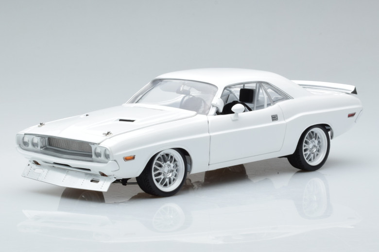 A1806022  Dodge Challenger Street Fighter White ACME 1/18