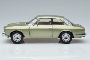 Alfa Romeo GTV 2000 Grün Limitierte Auflage Norev 1:18 187913 Druckguss — Bild 4 von 7