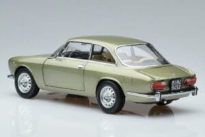 Alfa Romeo GTV 2000 Grün Limitierte Auflage Norev 1:18 187913 Druckguss — Bild 6 von 7