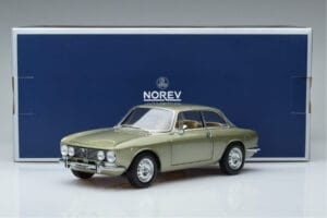 Alfa Romeo GTV 2000 Grün Limitierte Auflage Norev 1:18 187913 Druckguss — Bild 7 von 7
