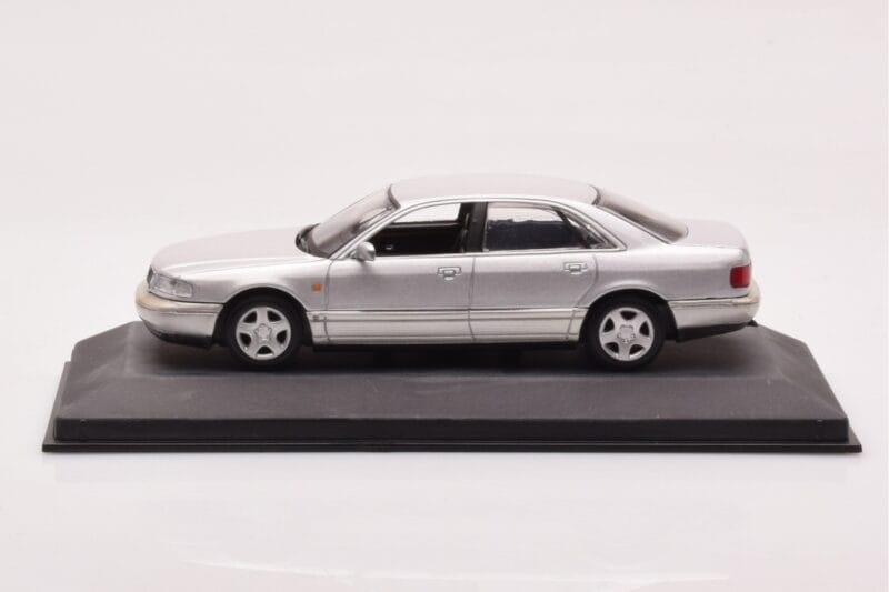 Audi A8 D2 Silber Grüner Streifen Minichamps 1:43 AUDI-264455 Druckguss