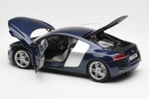Audi R8 4.2 FSI V8 Blau Kyosho 1:18 09213BL Druckguss — Bild 5 von 8