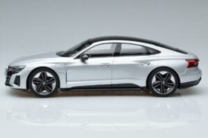 Audi RS e-tron GT Silber Norev 1:18 188381 Druckguss — Bild 3 von 6