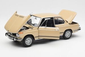 BMW 2002 Ti E10 Sahara Beige Kyosho 1:18 08541BG Druckguss — Bild 2 von 8