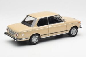 BMW 2002 Ti E10 Sahara Beige Kyosho 1:18 08541BG Druckguss — Bild 3 von 8
