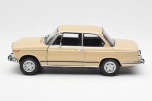 BMW 2002 Ti E10 Sahara Beige Kyosho 1:18 08541BG Druckguss — Bild 4 von 8