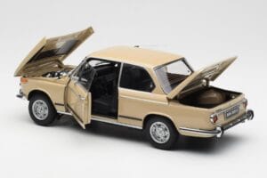 BMW 2002 Ti E10 Sahara Beige Kyosho 1:18 08541BG Druckguss — Bild 5 von 8