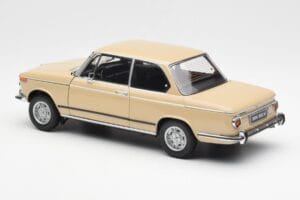 BMW 2002 Ti E10 Sahara Beige Kyosho 1:18 08541BG Druckguss — Bild 7 von 8