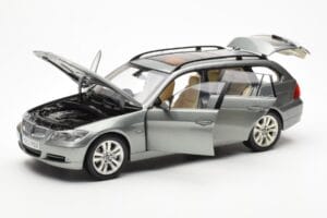 BMW 330i E91 Touring Grau Metallic Kyosho 1:18 80430394359 Druckguss — Bild 2 von 8
