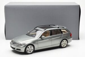 BMW 330i E91 Touring Grau Metallic Kyosho 1:18 80430394359 Druckguss — Bild 8 von 8