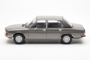 BMW 520i E28 Grau MCG 1:18 MCG18121 Druckguss — Bild 3 von 6