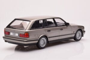BMW 530i E34 Touring Grau Metallic MCG 1:18 MCG18330 Druckguss — Bild 2 von 6