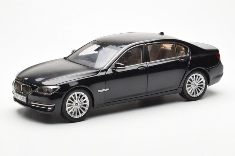 BMW 750Li F02 Facelift Carbon Schwarz Kyosho 1:18 08784BK Druckguss