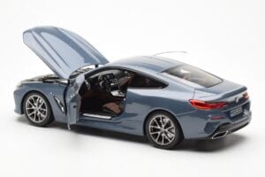 BMW 850i G15 Barcelona Blue Metallic Norev 1:18 80432450995 Druckguss — Bild 5 von 8