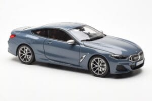 BMW 850i G15 Barcelona Blue Metallic Norev 1:18 80432450995 Druckguss — Bild 6 von 8