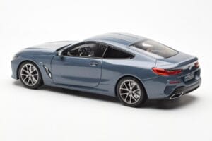 BMW 850i G15 Barcelona Blue Metallic Norev 1:18 80432450995 Druckguss — Bild 7 von 8