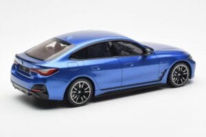 BMW i4 M50 G26 Blau Otto 1:18 OT453 Resin — Bild 2 von 6