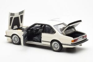 BMW M635 CSi E24 Weiß Dealer Edition AUTOart 1:18 80430145829 Druckguss — Bild 5 von 8