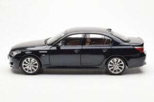BMW M5 E60 Carbon Schwarz Kyosho 1:18 08593BK Druckguss — Bild 4 von 8