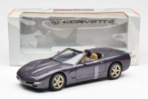 Chevrolet Corvette C5 Cabriolet Lila Perl Metallic UT Models 1:18 21010 Druckguss — Bild 6 von 6