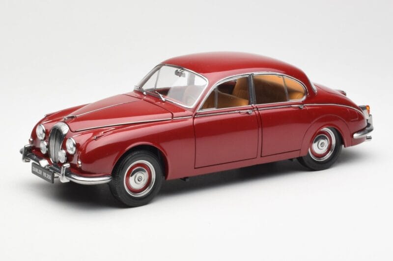 Daimler 250 V8 Rot Paragon 1:18 PA-98312 Druckguss
