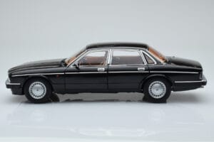 Jaguar XJ6 XJ40 Ebony Schwarz Almost Real 1:18 810543 Druckguss — Bild 4 von 11