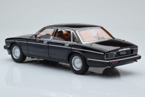 Jaguar XJ6 XJ40 Ebony Schwarz Almost Real 1:18 810543 Druckguss — Bild 7 von 11