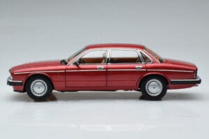 Jaguar XJ6 XJ40 Flamenco Rot Almost Real 1:18 810541 Druckguss — Bild 5 von 11