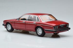 Jaguar XJ6 XJ40 Flamenco Rot Almost Real 1:18 810541 Druckguss — Bild 7 von 11