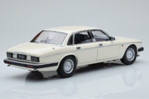 Jaguar XJ6 XJ40 Glacier Weiß Almost Real 1:18 810542 Druckguss — Bild 3 von 11