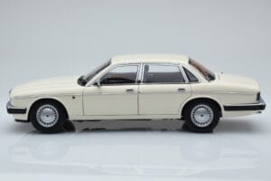 Jaguar XJ6 XJ40 Glacier Weiß Almost Real 1:18 810542 Druckguss — Bild 4 von 11