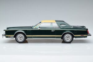 Lincoln Continental Mark V Dunkelgrün MCG 1:18 MCG18404 Druckguss — Bild 3 von 6