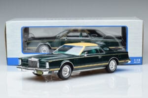 Lincoln Continental Mark V Dunkelgrün MCG 1:18 MCG18404 Druckguss — Bild 6 von 6