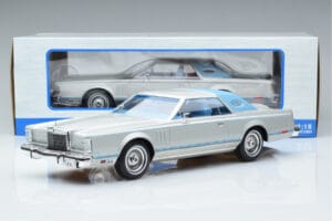 Lincoln Continental Mark V Silber MCG 1:18 MCG18403 Druckguss — Bild 6 von 6