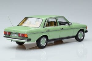 Mercedes 200 W123 Grün Norev 1:18 183796 Druckguss — Bild 3 von 7