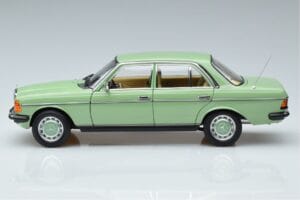 Mercedes 200 W123 Grün Norev 1:18 183796 Druckguss — Bild 4 von 7