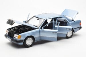 Mercedes 230E W124 Hellblau Metallic Norev 1:18 183945 Druckguss — Bild 2 von 8