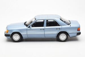 Mercedes 230E W124 Hellblau Metallic Norev 1:18 183945 Druckguss — Bild 4 von 8