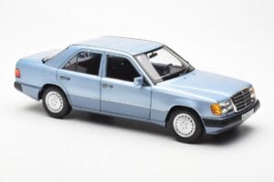 Mercedes 230E W124 Hellblau Metallic Norev 1:18 183945 Druckguss — Bild 6 von 8