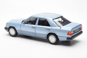 Mercedes 230E W124 Hellblau Metallic Norev 1:18 183945 Druckguss — Bild 7 von 8