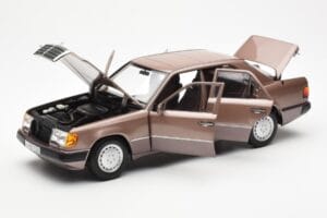 Mercedes 230E W124 Rosewood Metallic Händler Edition Norev 1:18 B66040697 Druckguss — Bild 2 von 8
