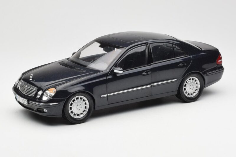 Mercedes E-Class W211 Blau Metallic Kyosho 1:18 B66962147 Druckguss