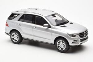 Mercedes M-Class W166 Iridium Silber Metallic Minichamps 1:18 B66960064 Druckguss — Bild 6 von 8