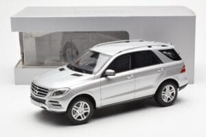 Mercedes M-Class W166 Iridium Silber Metallic Minichamps 1:18 B66960064 Druckguss — Bild 8 von 8