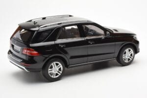 Mercedes M-Class W166 Obsidian Schwarz Metallic Minichamps 1:18 B66960063 Druckguss — Bild 3 von 8